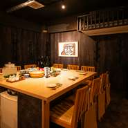 コノ字カウンターで3名以上でも楽しめる