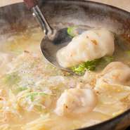 『手羽先唐揚げ』や『炊き餃子』などの博多・九州料理をはじめ、生まれ育った岩手や妻の実家がある静岡といった、店主ゆかりの土地の名物料理も提供。〆メニューが豊富に揃うのも、魅力の一つです。