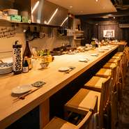 シックであたたかみのある木の風合いを活かした店内に、自作の絵が彩りを添え、落ち着いた雰囲気が広がります。「高円寺にありそうでないような」特別感を感じられる、居心地のよい大人の隠れ家です。