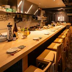 立ち上る香りに包まれた厨房が出迎えてくれる、美食の空間