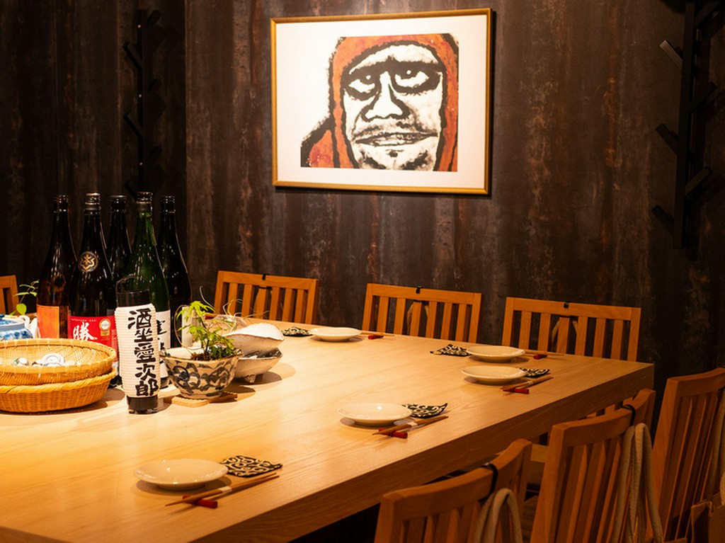 カウンターを中心に繰り広げられる、充実の食事時間