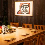 店内は、カウンターを中心に、周りのテーブル席は1段高い位置に配置されています。どの席からも厨房の様子が見えるつくりで、料理人の技を間近に楽しめるのが魅力。温かみのある美食空間を演出しています。