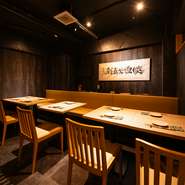 季節ごとにメニューが入れ替わり、何度訪れても新鮮な驚きと楽しみをもたらしてくれる【酒坐愛次郎】。旬の食材を活かしたコースも用意されているので、大切なもてなしの席にも最適です。