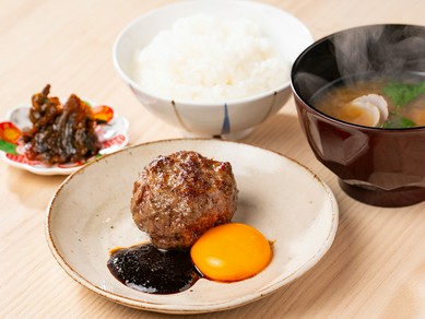 ザ・肉！肉好きにはたまらない、人気の一皿『肉次郎（釜炊きご飯・辛子高菜・味噌汁付き）』