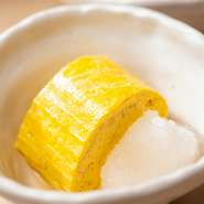 丁寧にとっただしがたっぷり染み込んでいて、上品な旨みが一口ごとに広がります。添えられた大根おろしがさらに味わいを引き立てる、優しい味わいの一品です。