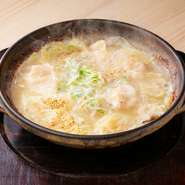 厚めの皮で餡を包んだ手づくり餃子を、旨みが凝縮された鶏白湯スープで煮込んでいます。皮のもちもち感と中のジューシーな具材が絶妙に絡み、スープとの相性も抜群。〆の麺で、最後の一滴までおいしくいただけます。