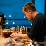 谷村さんの理想は、「カウンターを中心に盛り上がっているイメージのお店」だそう。カウンター越しに繰り広げられるライブ感あふれる調理とこだわりの調度品が、ゲストの気分をいっそう盛り上げます。