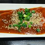 築地から直送された新鮮なマグロの頬肉は、濃厚な旨みととろけるような食感が特徴で、一口食べればその贅沢さに驚くことでしょう。特製のソースとともに味わうことで、マグロの旨みが引き立ち、食欲をそそります。