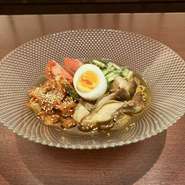 武蔵野うどんから特別に仕入れた麺を使用し、自家製のスープで仕上げたこだわりの冷麺です。しっかりとしたコシのある麺と、風味豊かなスープの相性が抜群で、焼肉の後にふさわしいさっぱりとした味わいです。