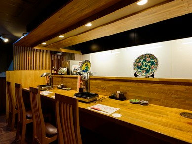 九谷焼の器と優しい間接照明。穏やかで落ち着いた雰囲気