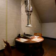 店内には、二人だけの空間を楽しめる二人用の座敷席も完備されています。周りに気兼ねすることなく過ごせる、居心地のよい特別席。普段使いのデートはもちろん、記念日の利用にもオススメです。