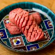 【肉のめぐみ】では、能登牛をはじめ希少な和牛を使用。ブロックからなるお肉を一枚一枚丁寧に手切りしています。部位ごとに合った切り方、隠し包丁を入れて提供しています。