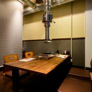 2階にはゆっくり過ごせる座敷席。仕事終わりの飲み会や、各種宴会にオススメです。焼肉はもちろん、こだわりの一品料理や土鍋ご飯は絶品。アルコールメニューも豊富なので、時間を忘れて楽しめる焼肉店です。