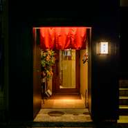 北陸鉄道石川線野町駅から徒歩10分、JR金沢駅から車で10分の場所にある【肉のめぐみ】。飲食店が立ち並ぶ細い路地にあり、隠れ家的な雰囲気です。朝8時まで営業しているので、さまざまなシーンで利用可能です。