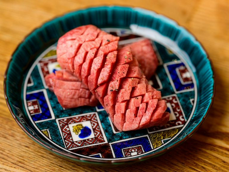 程よい柔らかさでとてもジューシー。分厚くカットされた食べ応えのある一品『名物厚切りタン(数量限定)』