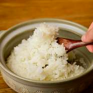 「炊き立ての銀シャリにこだわっている」と語るオーナーシェフの辻口氏。しっかりと浸水させ、最適な保管状況・水加減・火加減で、焼肉に合うご飯に炊き上げています。注文が入ってから都度炊きたてが提供されます。