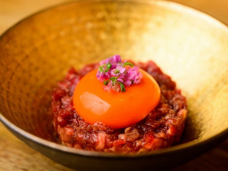 ゲスト絶賛!口の中で広がる濃厚な肉の旨みと香りに魅せられる逸品『めぐみユッケ』