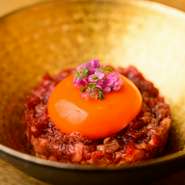 ゲスト絶賛！リピーター続出の人気メニューです。厳選された和牛の赤身肉を細切りにし、特製のタレに。濃厚さが特徴の卵黄を絡めれば、口の中で広がる濃厚な肉の旨みと香りに魅せられる逸品です。