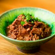 十時間掛けて丁寧にじっくりと煮込まれているので、柔らかくてとても美味の逸品。辛みと甘みが口の中で調和します。ビール・焼酎・日本酒・ワインなど、好みのお酒と組み合わせれば、やみつきになること間違いなし。