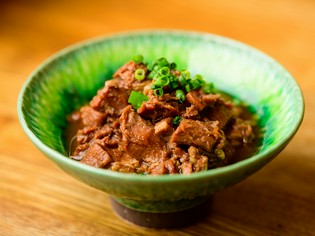 やみつきになること間違いなしの逸品『十時間牛筋煮込み』