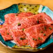 自然豊かな能登里山で大切に育てられ、出荷頭数が極めて少ない希少な能登牛。そのほかにもA5ランクの高品質な和牛も使用しています。料理は九谷焼の器に美しく盛り付け、舌だけでなく目でも楽しめます。