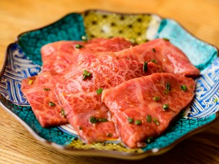 舌だけでなく目でも楽しめる。厳選和牛×九谷焼の器