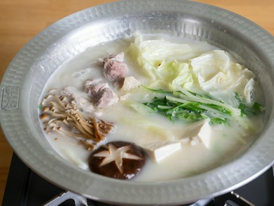 鶏肉の旨みが溶け込んだ濃厚スープが決め手『鶏の白湯鍋』
