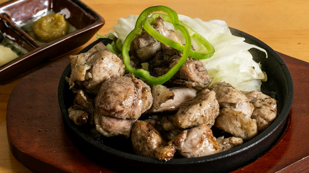 ジューシーな鶏肉と豊かな香りが広がる『奥久慈軍鶏の炭火煎り』