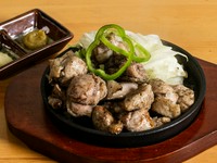 ジューシーな鶏肉と豊かな香りが広がる『奥久慈軍鶏の炭火煎り』
