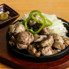 ジューシーな鶏肉と豊かな香りが広がる『奥久慈軍鶏の炭火煎り』