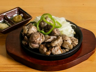 ジューシーな鶏肉と豊かな香りが広がる『奥久慈軍鶏の炭火煎り』