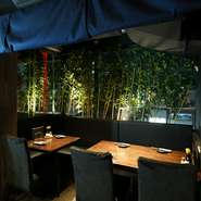 半個室として利用できる4名用のテーブル席は2卓あり、間仕切りを外すことで最大8名まで着席できます。コンパクトな宴会や客人を招いてのビジネスシーンといったシチュエーションにもお誂え向き。