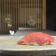 長年鮮魚専門の料理人として活躍した店主によるこだわりの一貫を、オシャレな空間で堪能できるお店。スペシャリストならではの珍しい魚も取り入れた鮨のコースで、一味違う鮨の世界を提案してくれます。