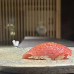 オシャレな空間とこだわりの一貫。一味違う鮨の世界を探求する