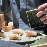 特別な日には、多くの鮮魚を見極めてきた店主による鮨・一品料理を堪能できる、あやめコースがオススメ。パートナーとの記念日から、日頃お世話になっている方へのささやかなお祝いまで重宝できるお店です。