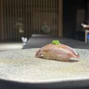 店主自ら市場に訪れ、食材を目利き。イワシなどの食材は、特に質と鮮度の良し悪しがそのまま伝わるため、腕の見せ所とのこと。雨の日も風の日も毎日欠かさずに市場に足を運び、自らの目で鮮魚を見極めています。