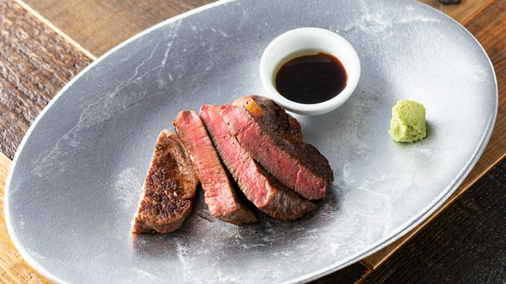 噛むほどに素材の旨みを存分に堪能できる『黒毛和牛フィレ肉炭火焼』