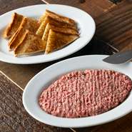 メインである肉料理の前に、ぜひ味わいたいレア肉を使った逸品。火入れのタイミングを徹底し、レアの状態をキープ。新鮮な和牛肉をサッパリとした特製ソースで合わせ、バタートーストにのせて食べるスタイルです。