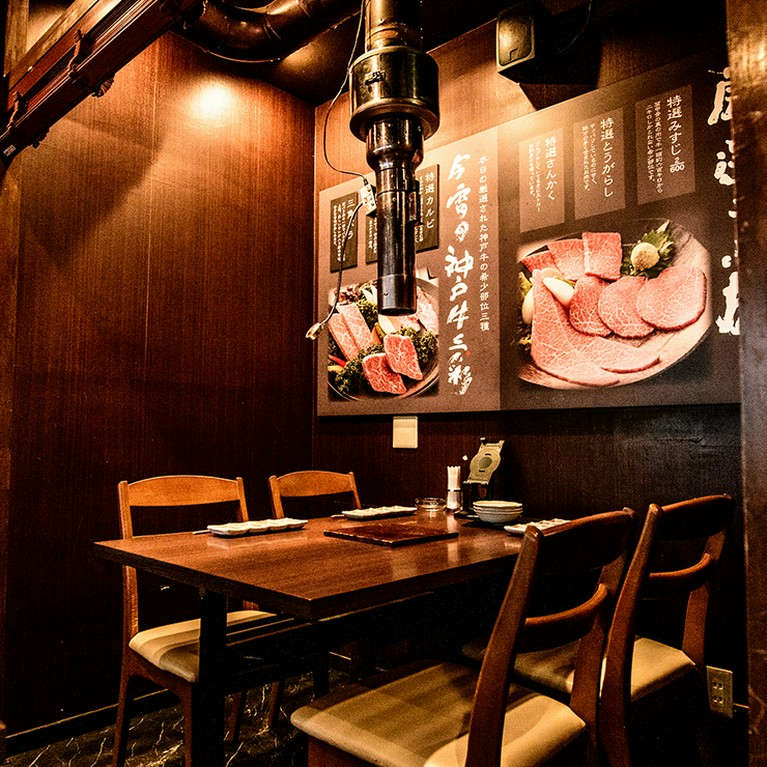 ≪個室完備≫半個室のお席はブラインドで仕切ることができます