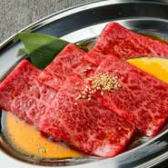すじや筋膜が多いので肉質はきめが粗くややかためですが、タンパク質が豊富で旨みが強いのが特徴です。通好み度が高い部位です。