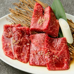 タレ（神戸牛上カルビ、神戸牛カルビ、もも芯）、塩3種、味噌3種＋焼き野菜3種含む全16品 4,950円