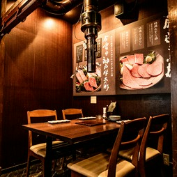 タレ（神戸牛上カルビ、神戸牛カルビ、もも芯）、塩3種、味噌3種含む全16品 