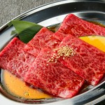 （神戸牛カルビ、ハラミ、和牛ロース）、あかみうし3種、肉汁溢れるホルモン3種含む全18品 