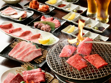 （神戸牛カルビ、ハラミ、和牛ロース）、あかみうし3種（ヒレ、もも芯、くり）、肉汁溢れるホルモン3種