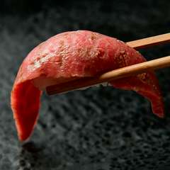 前菜、にぎり、赤身、希少部位、逸品、野菜、〆物、デザートまで全て堪能できる自慢のコースです。