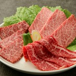 タレ（神戸牛上カルビ、神戸牛カルビ、もも芯）、塩3種、味噌3種含む全16品 