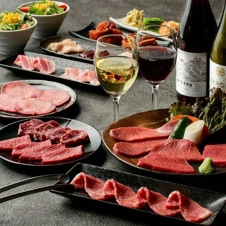 「あかみうし三種盛（ヒレ、くり、もも芯）」、神戸牛カルビ、上タン塩、ホルモン3種盛など含む全19品　