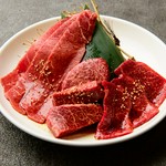 和牛の豊かな旨みが口いっぱいに広がる名物の大判サーロイン握りに悶絶！名物の肉煉瓦（にくれんが）17品