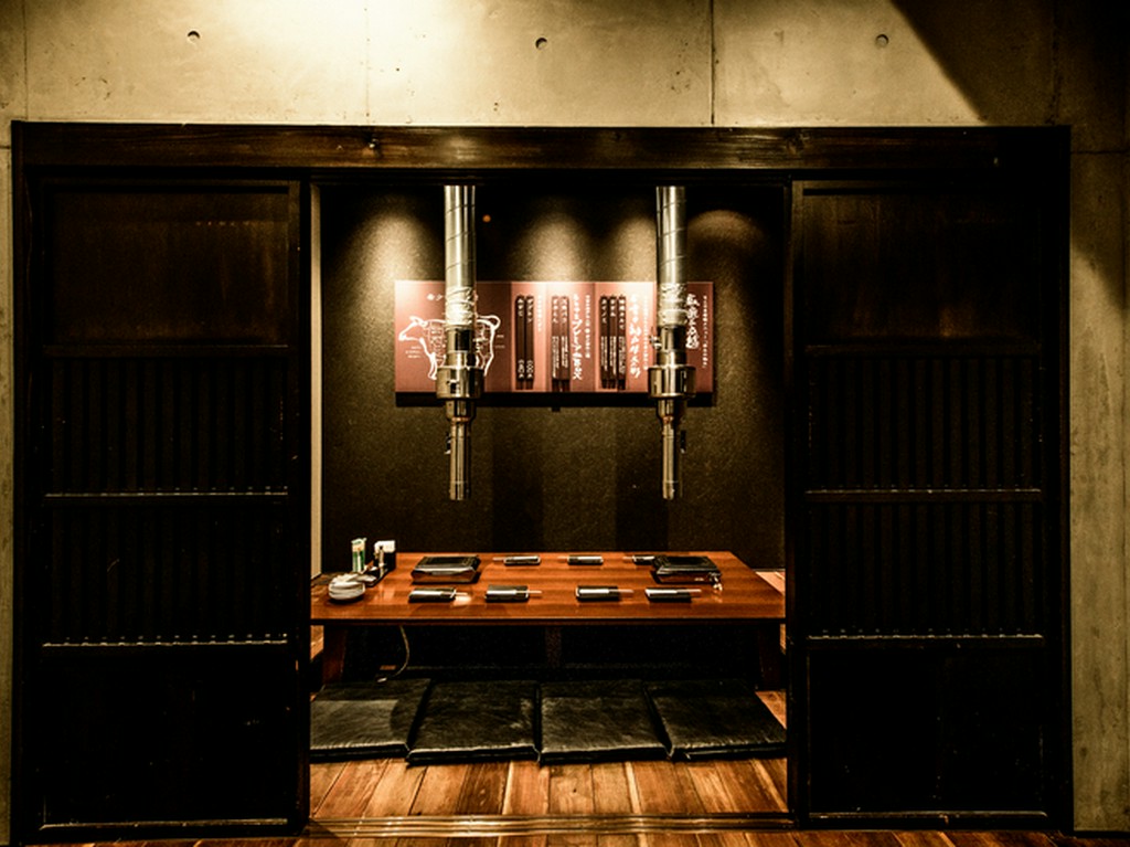 「あかみうし三種盛（ヒレ、くり、もも芯）」、神戸牛カルビ、上タン塩、肉汁溢れるホルモン3種盛など19品