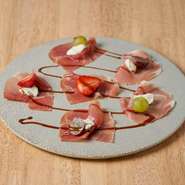 生ハムとフルーツは最高・・・！
スペイン産ハモンセラーノの塩気とフルーツの甘味がマッチ！
マスカルポーネのコクもプラス！